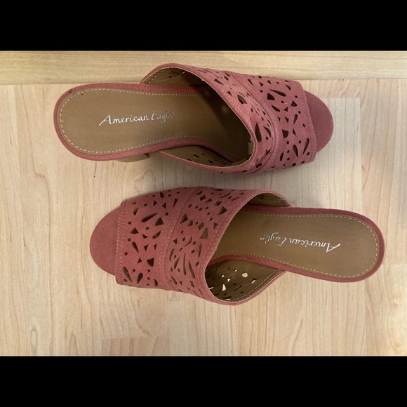 Size 6.5 American Eagle Dusty Rose Laser-cut Clogs - Picture 5 of 15